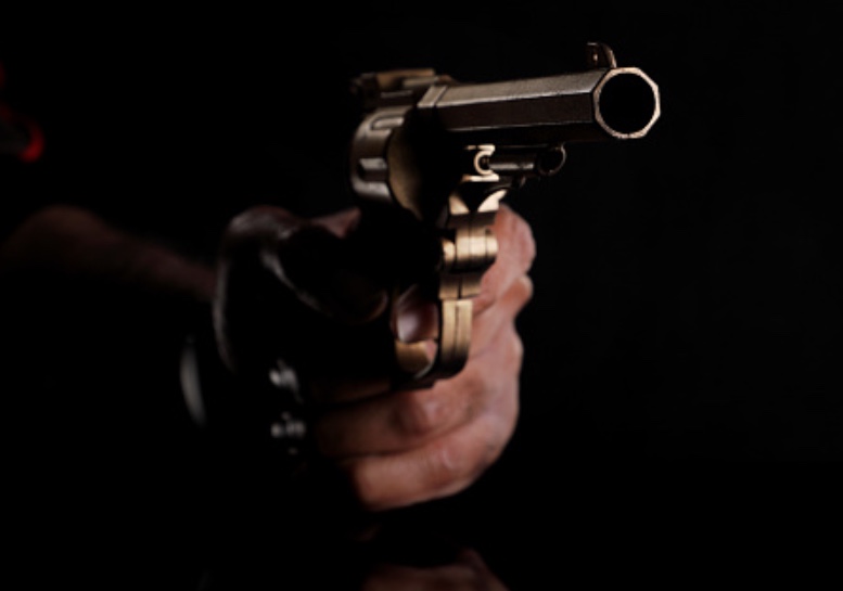 Mulher é assassinada com tiro no olho e atropelada após briga durante sexo