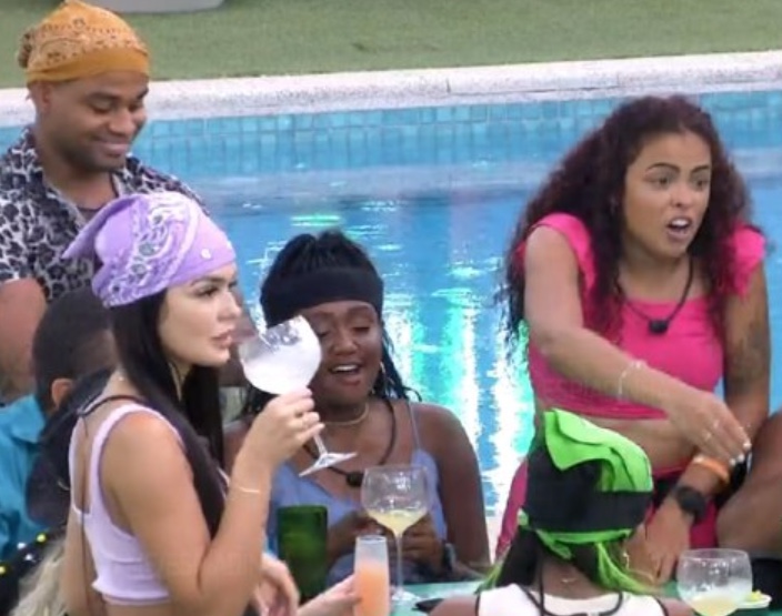 Paula manda torpedo romântico para sister: "tô tão na sua"