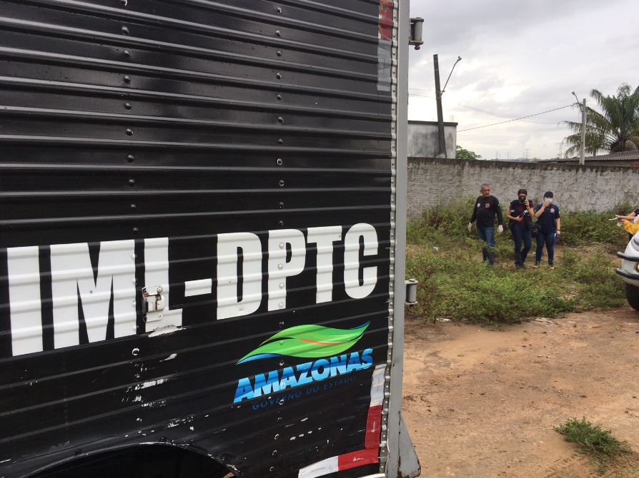 Enrolado em lençol, corpo é encontrado em terreno baldio em Manaus