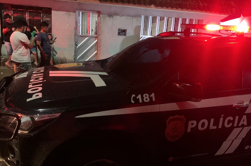 Criminosos invadem vila e assassinam jovem dentro de kitnet em Manaus