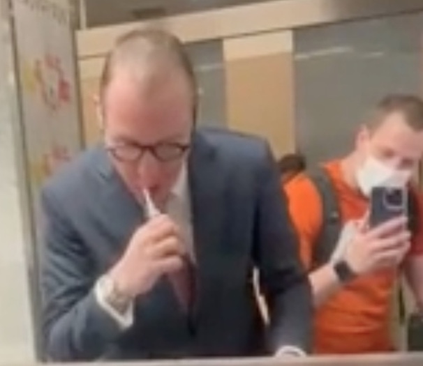 Homem que xingou advogado de Lula em banheiro de aeroporto é indiciado