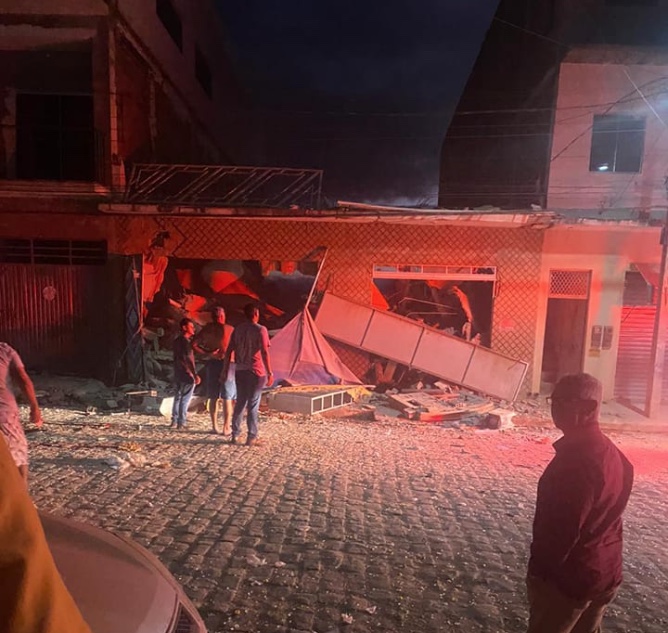 Vídeos: Prédio desaba após explosão e mata quatro pessoas da mesma família