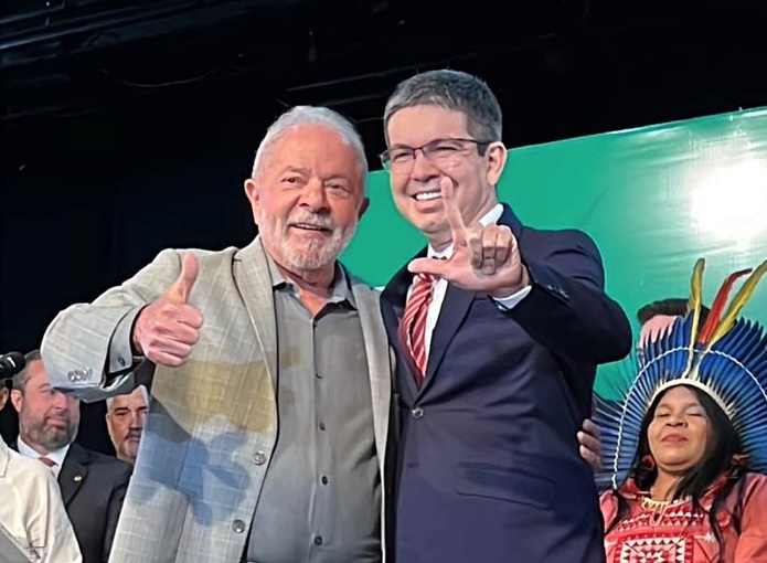 PT negocia filiação de Randolfe e quer vice-presidência do Senado