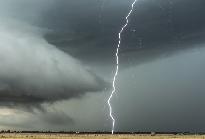 Raio atinge transformador de energia e deixa duas pessoas feridas no Amazonas