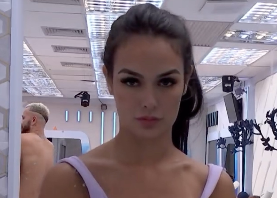 Larissa dá espiadinha indiscreta após Fred sair do banho e agita a web