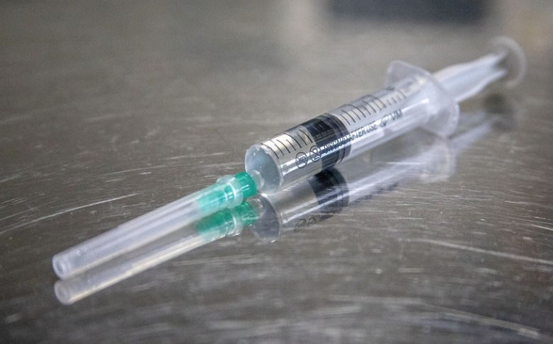 EUA suspendem tratamento com AstraZeneca; vacina usada no Brasil