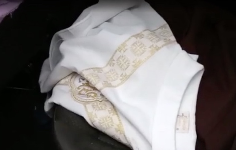 Padres são amarrados dentro de igreja durante assalto