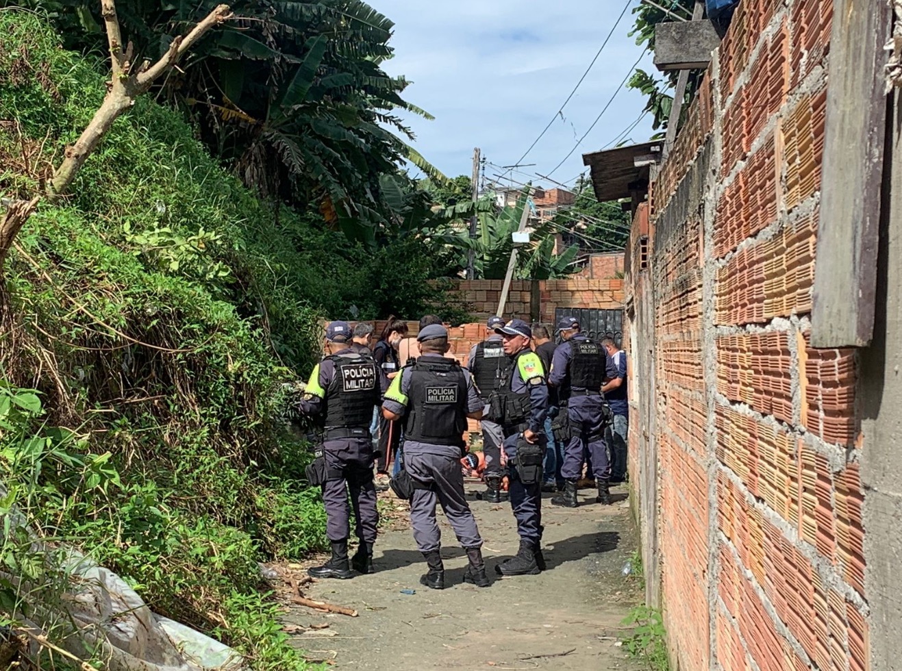 Criminosos tentam decapitar e matam homens a terçadadas em beco de Manaus 