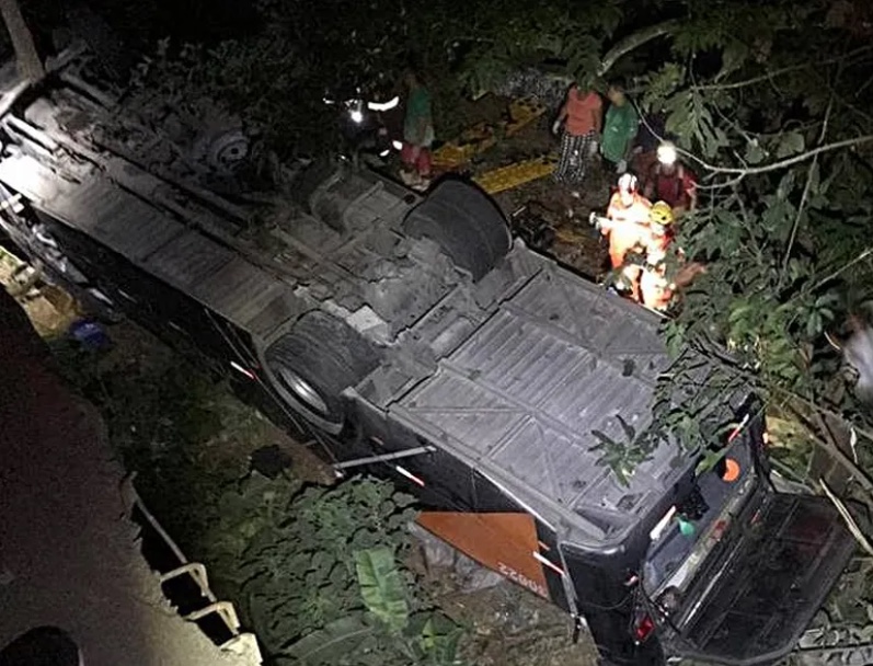 Ônibus com time de futebol cai de ponte e deixa 4 mortos e 29 feridos 