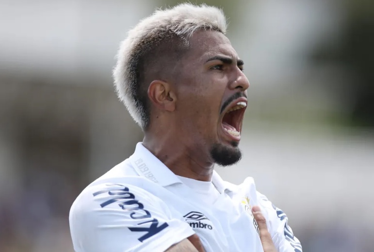 Santos volta a sacrificar base em momento de crise