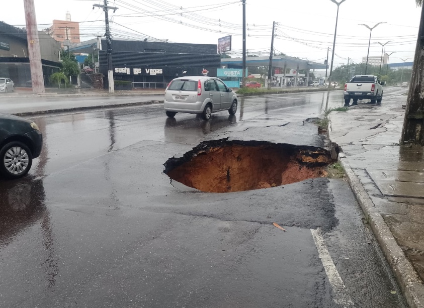 Cratera se abre na avenida Rodrigo Otávio após forte temporal em Manaus