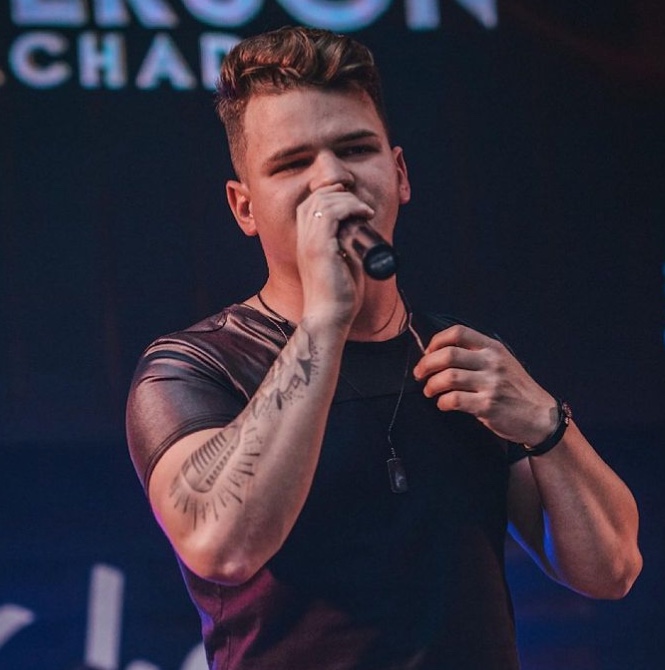 Cantor sertanejo morre em acidente após ser atingido por ladrão em fuga 