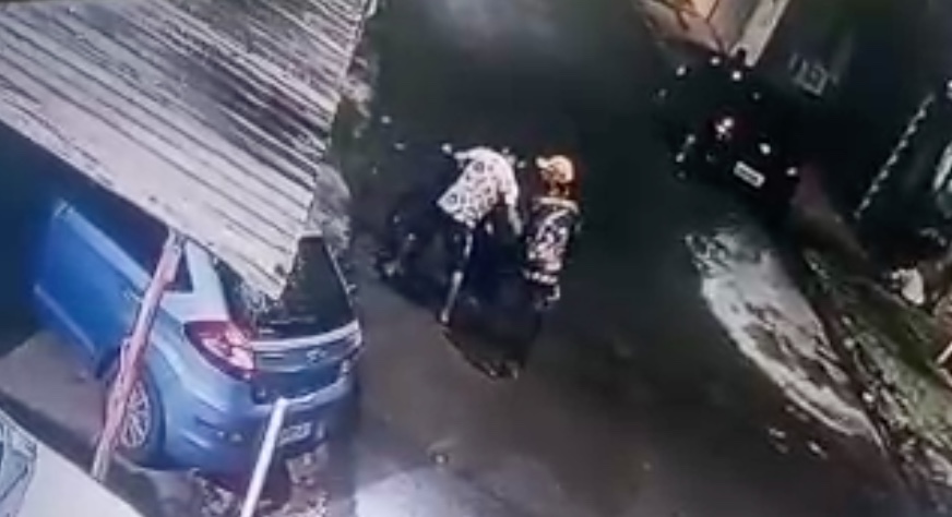 Vídeo: Dupla furta motocicleta na frente de casa em Manaus