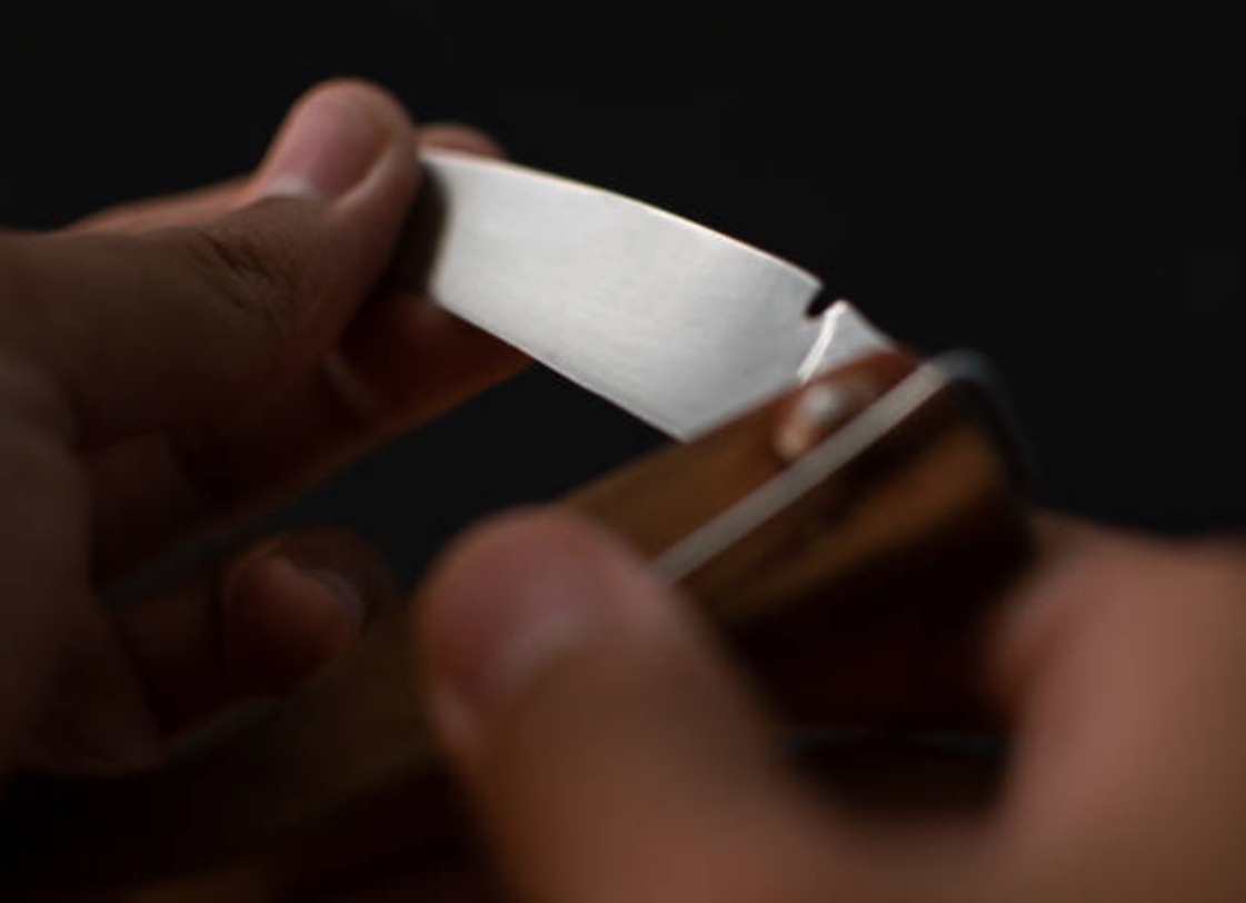 Adolescente enfia canivete no pescoço de homem após noite de sexo em Manaus