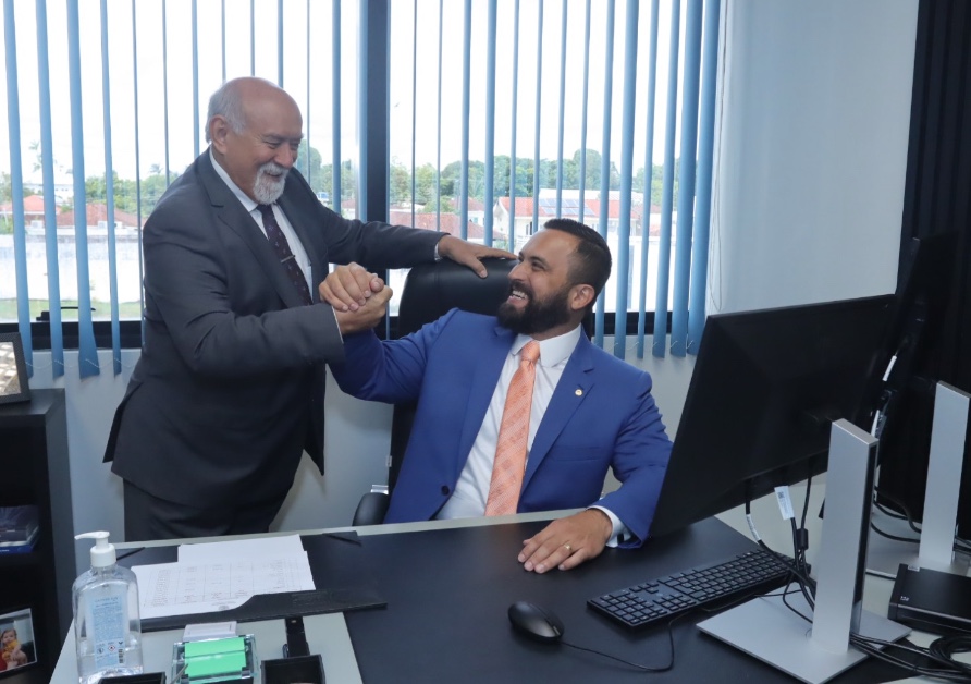 Belão passa o bastão e o filho George Lins assume como deputado