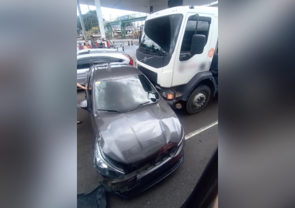 Acidente: Caçamba atinge carro em cheio em avenida de Manaus