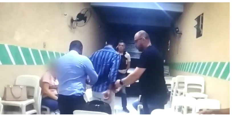 Pastor procurado por matar 2 homens por ciúmes de mulher é preso durante culto