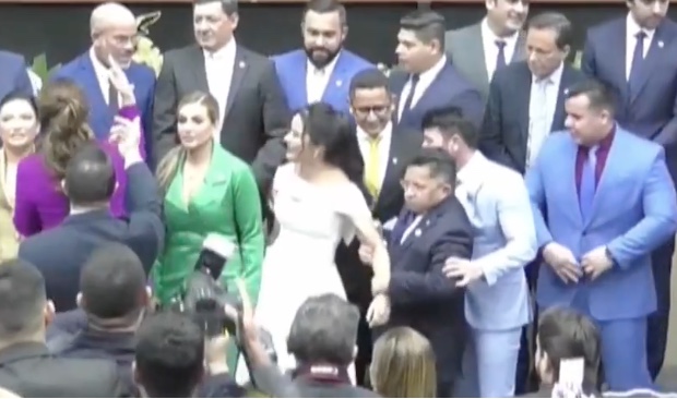 Vídeo: Sinésio puxa deputada Mayara pelo braço em posse na Aleam