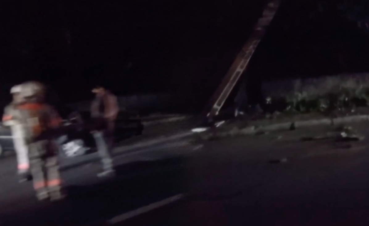 Vídeo: Carro fica destruído ao atingir poste em alta velocidade em Manaus