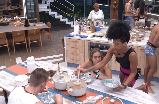 BBB23: Marvvila e Cristian se desentendem por causa de rabada