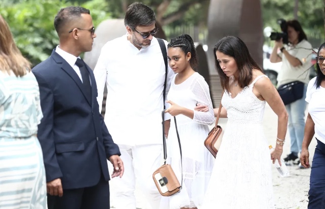 Familiares e amigos chegam para velório de Glória Maria