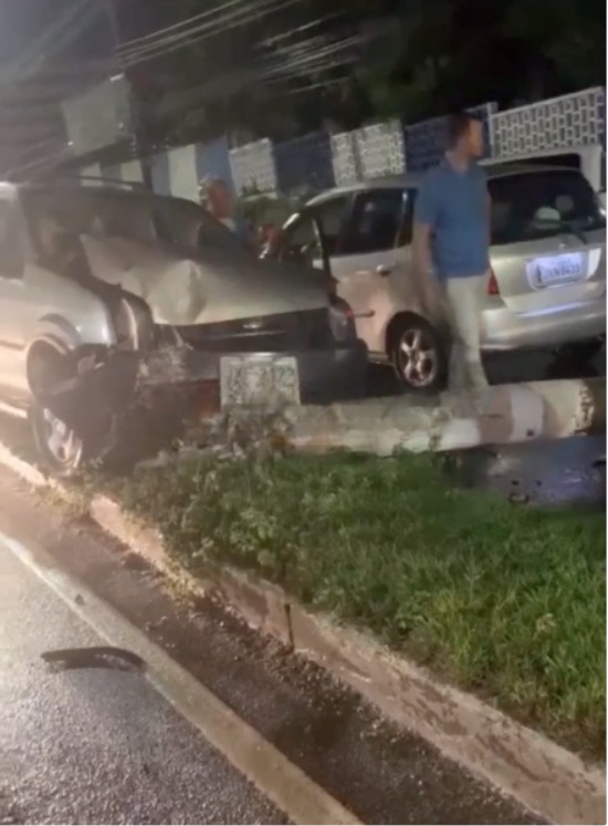 Vídeo: Carro invade contramão, derruba poste e bloqueia avenida em Manaus