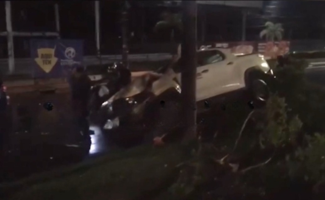 Picape se destrói ao bater contra árvore em acidente em Manaus