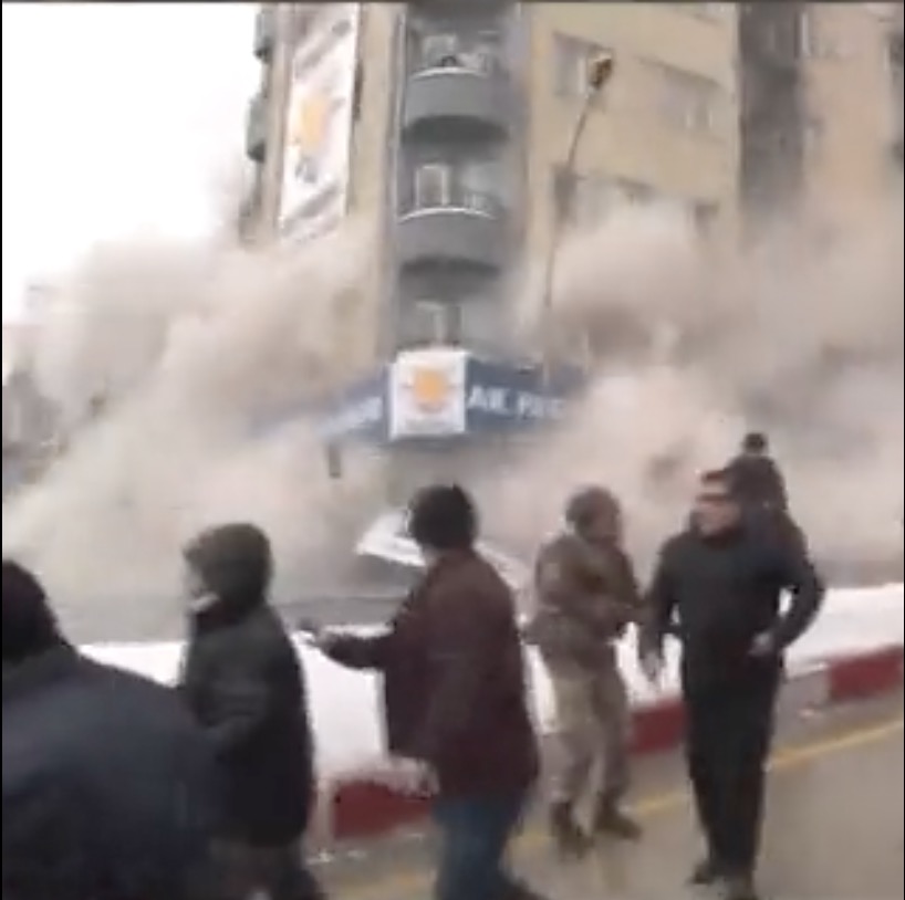 Vídeo mostra prédios inteiros desmoronando durante terremoto na Turquia