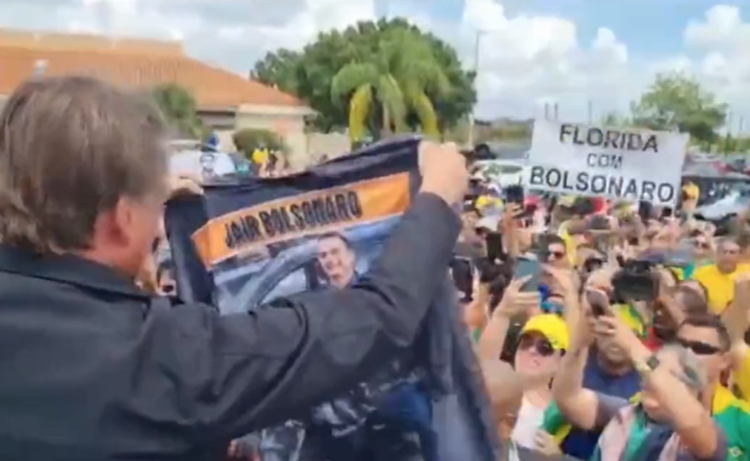 Revista Time chama de ‘espetáculo bizarro’ estadia de Bolsonaro nos EUA