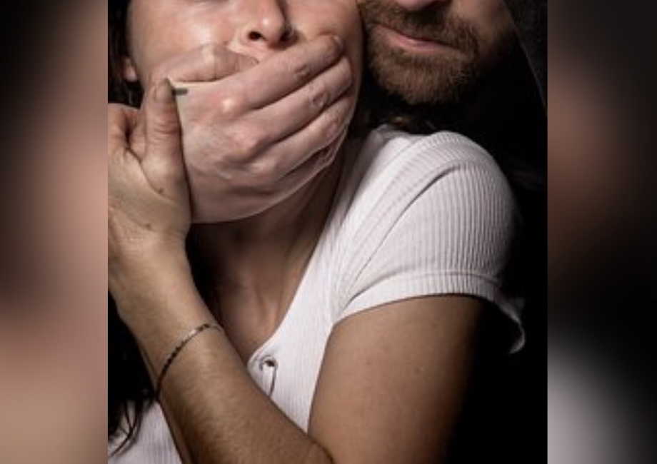 Homem espera ex-namorada voltar de viagem após 1 ano e a sequestra no Amazonas