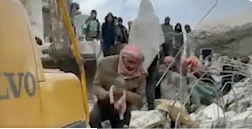 Bebê recém-nascido é salvo após mãe dar à luz sob escombros na Síria; vídeo