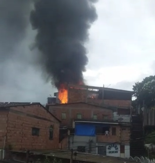 Vídeo: Incêndio atinge casa no São Jorge, em Manaus
