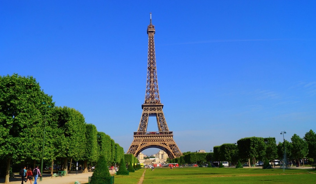 Turista brasileira é estuprada no jardim da Torre Eifflel