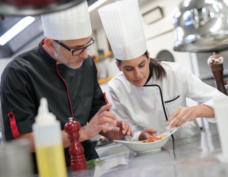 Escola oferece cursos de gastronomia e tecnologia a pais e alunos em Manaus