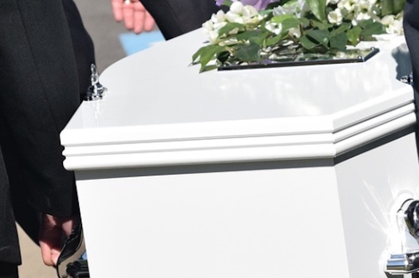 Idosa declarada morta é encontrada respirando em funerária