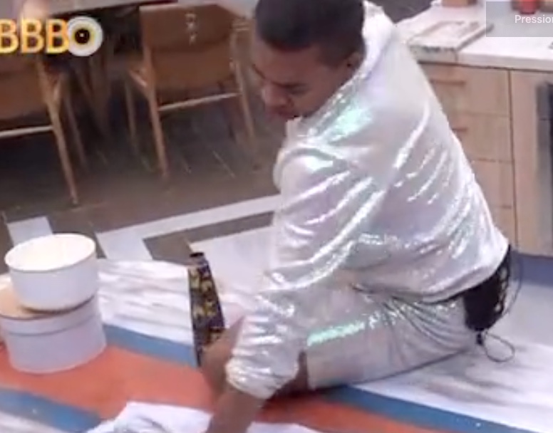 Bruno Gaga sobe na mesa, desperdiça comida da Xepa e recebe punição; vídeo 