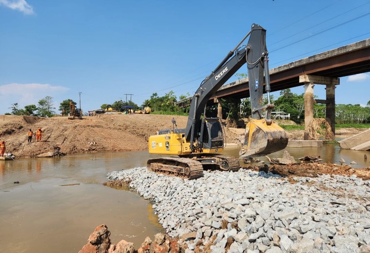 BR-319 é interditada para adaptar nova travessia em rio no Amazonas