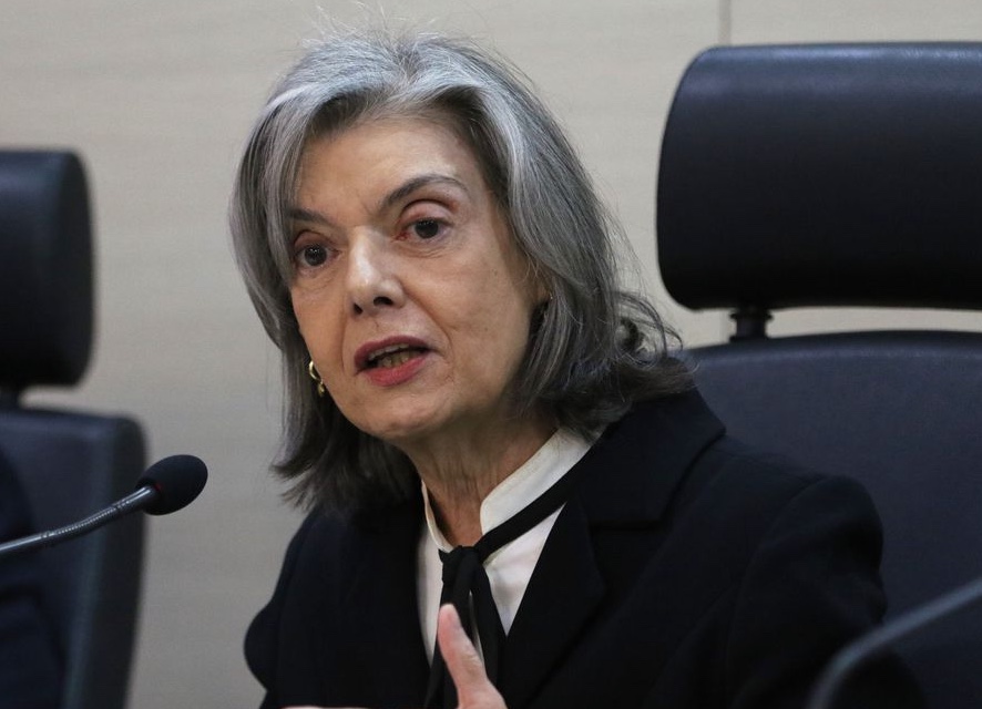 Cármen Lúcia envia processos de Bolsonaro para Justiça do DF