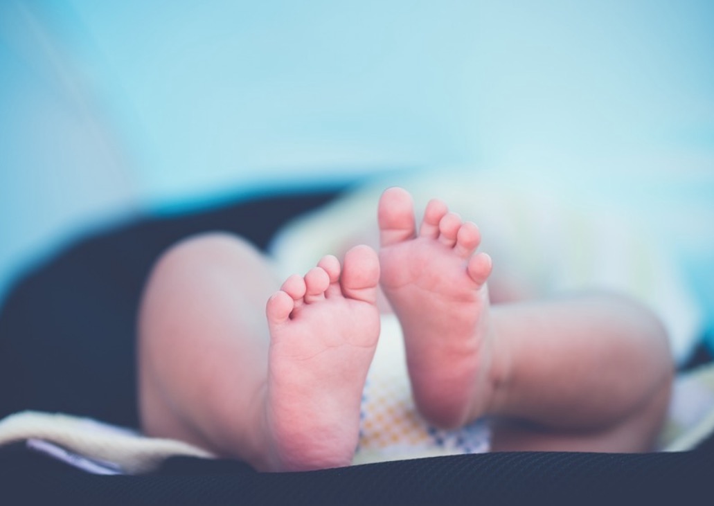 Recém-nascida de 27 dias morre após ser estuprada pelo pai