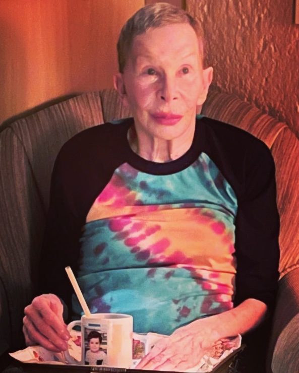 Curada do câncer, Rita Lee faz rara aparição em rede social do marido