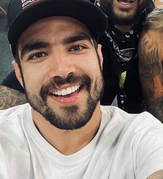 Caio Castro faz post enigmático após polêmica de jantar com Bolsonaro: ’22’