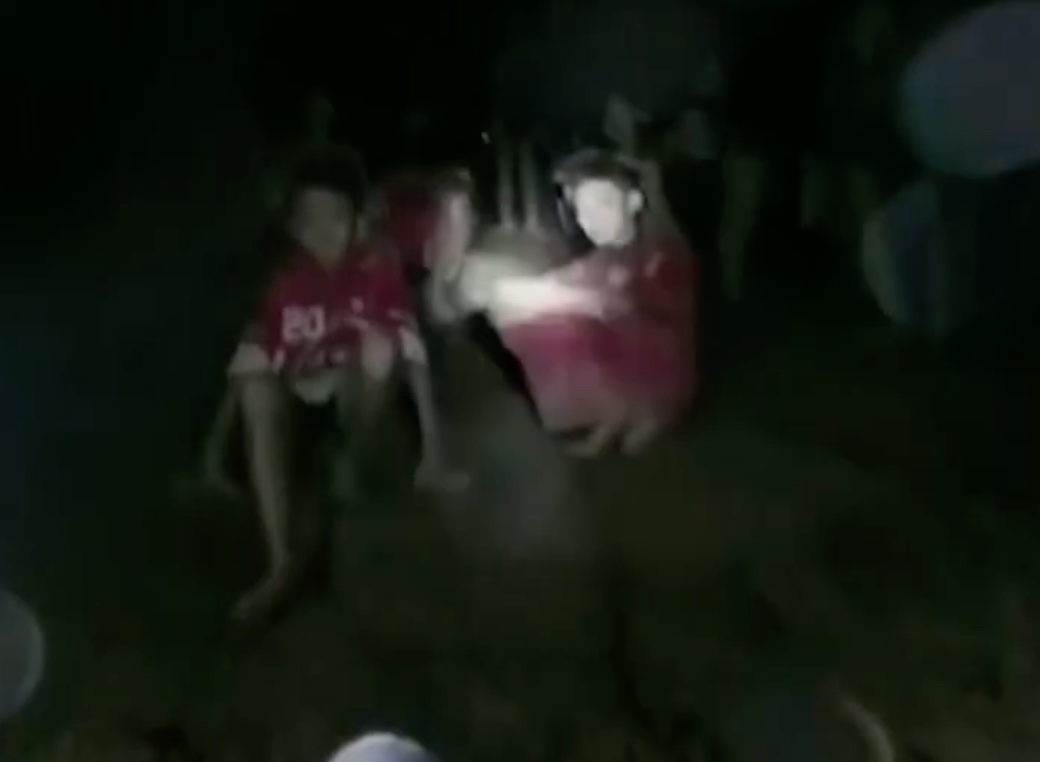 Menino resgatado de caverna na Tailândia em 2018 morre no Reino Unido