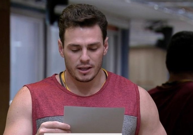 BBB23: Gustavo vira piada após ter dificuldade em ler recado da produção