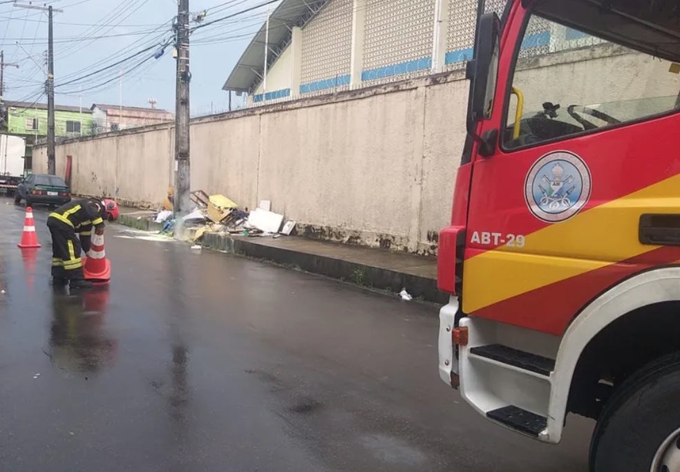 Cabo de alta tensão rompe perto de escola e pega fogo em Manaus