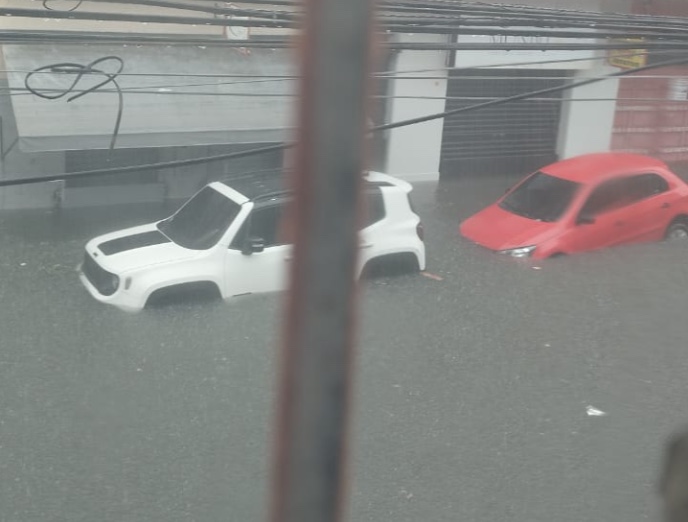 Ruas do Centro de Manaus ‘desaparecem’ durante temporal; vídeos