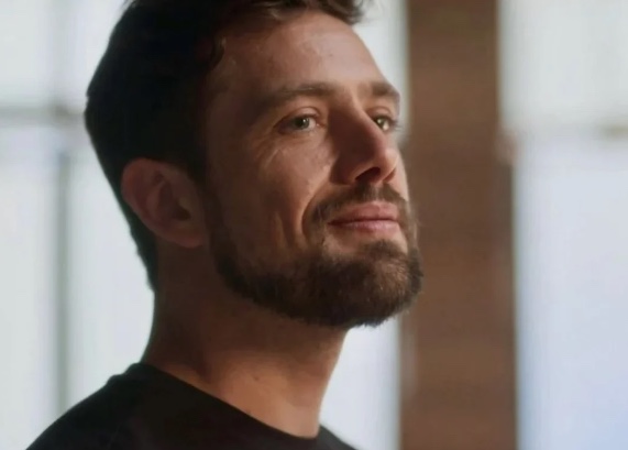 Ator Rafael Cardoso é internado com celulite infecciosa 