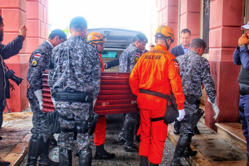 Corpo de Amazonino Mendes chega ao Teatro Amazonas para velório; veja vídeo