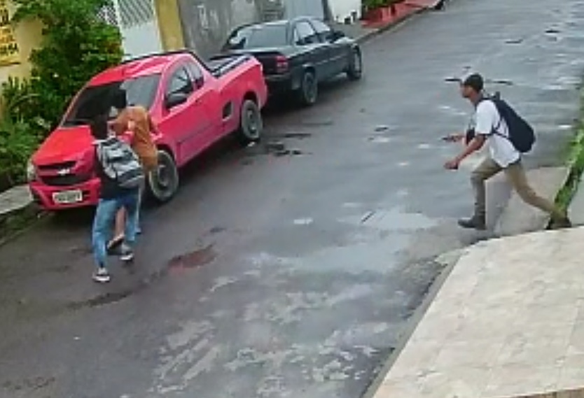 Jovem é esfaqueado durante assalto em plena luz do dia em Manaus; Vídeo