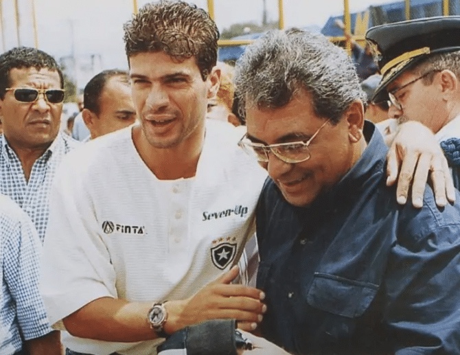 Torcedor do Botafogo, Amazonino Mendes é homenageado no Maracanã 