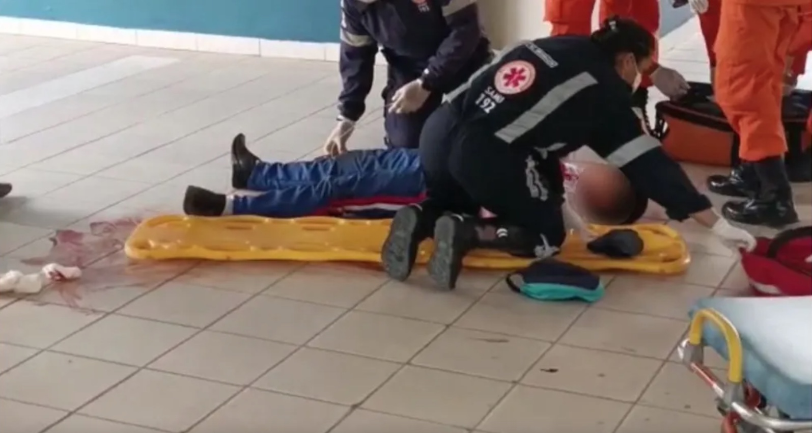 Aluno fica gravemente ferido após descer por corrimão em escola 